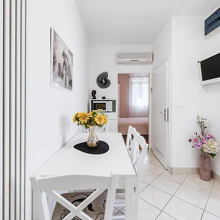Ivona Mit Terrasse Und Aussendusche Apartment