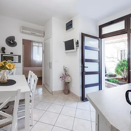 Apartment Ivona Mit Terrasse Und Aussendusche