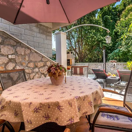 Ivona Mit Terrasse Und Aussendusche Apartment